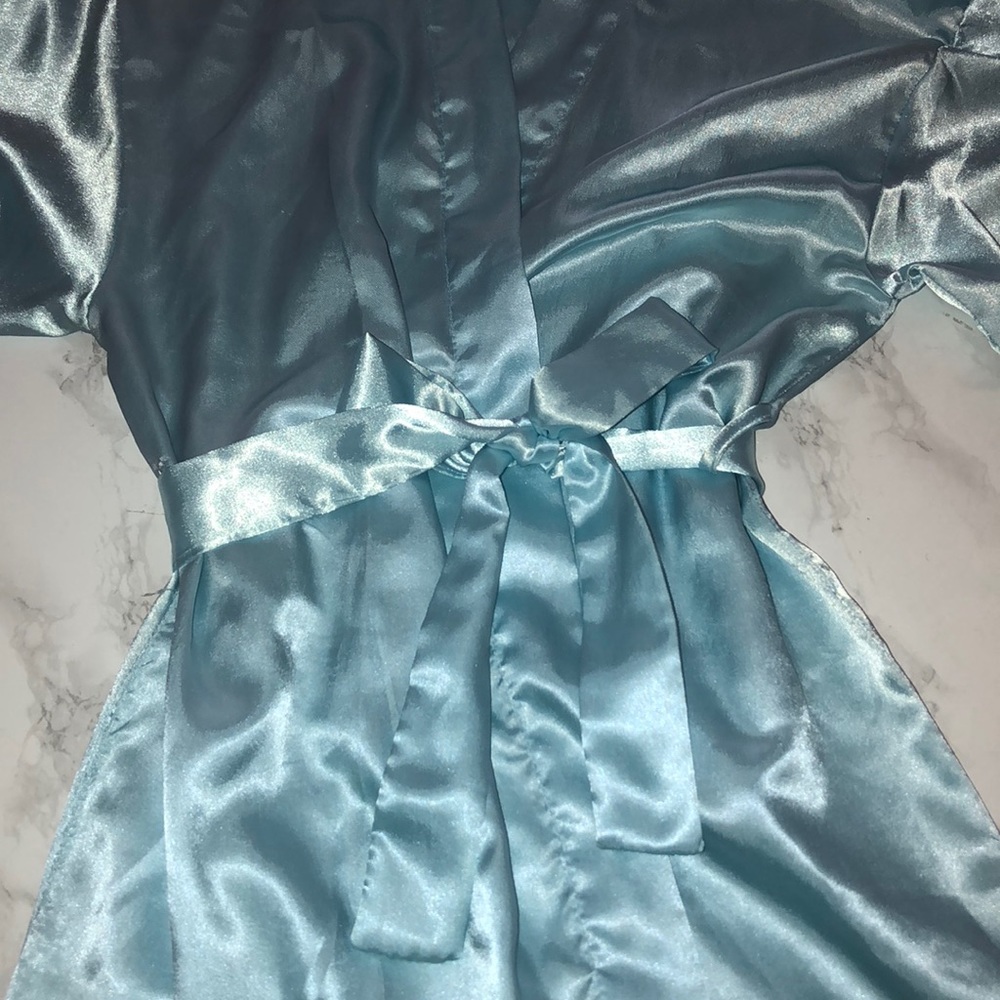 Robe - Picture 2 of 5